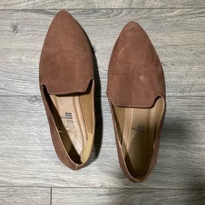 Women’s brown/tan flats
